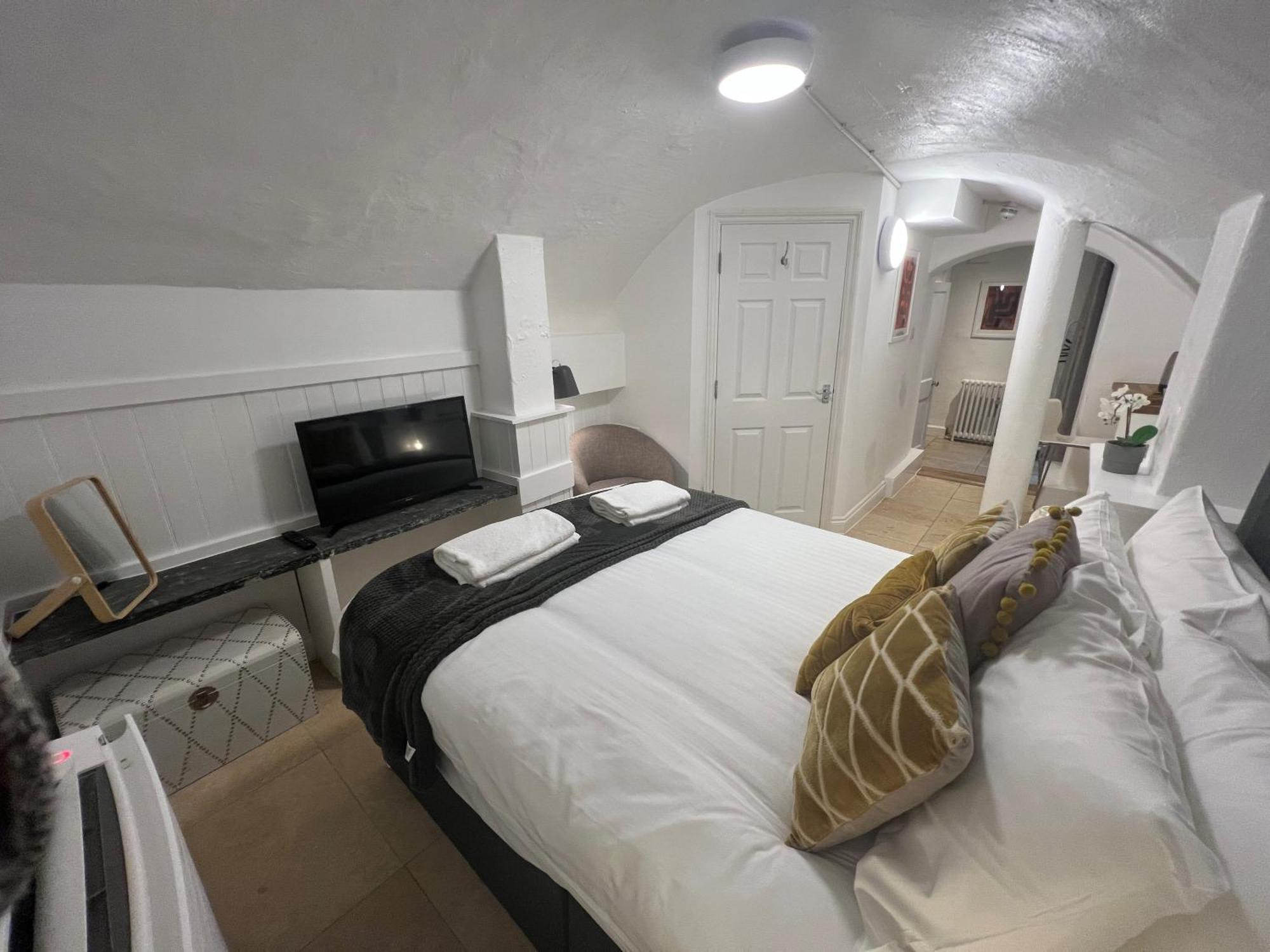 4 Berkeley Square I Your Apartment بريستول الغرفة الصورة