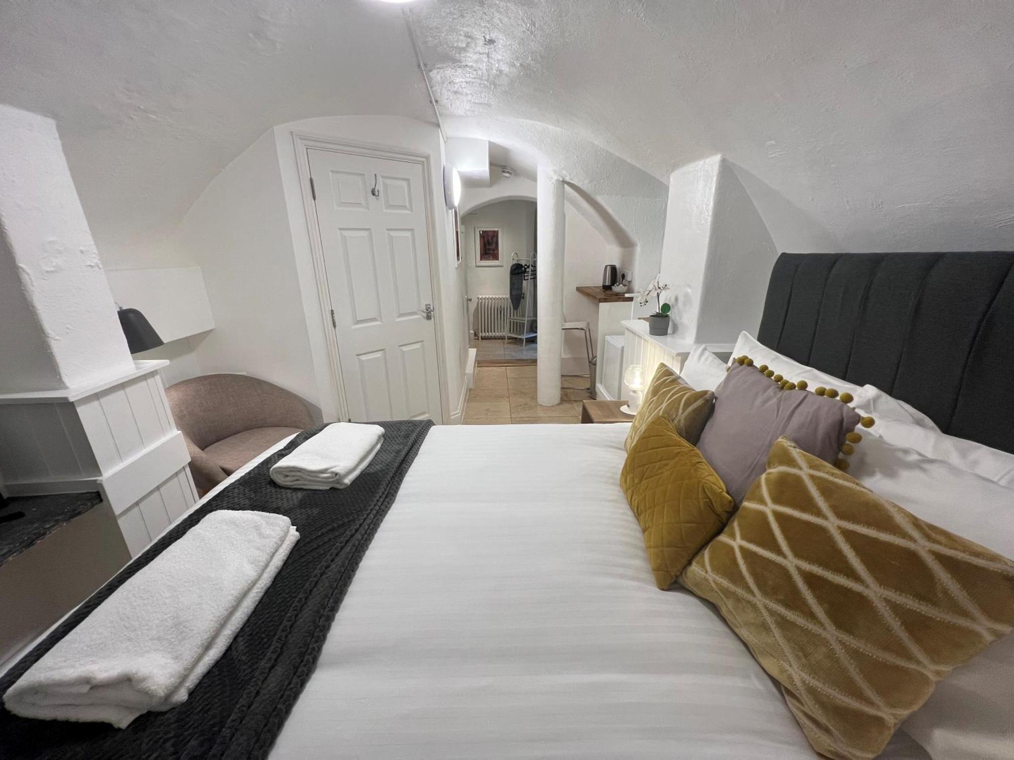 4 Berkeley Square I Your Apartment بريستول الغرفة الصورة