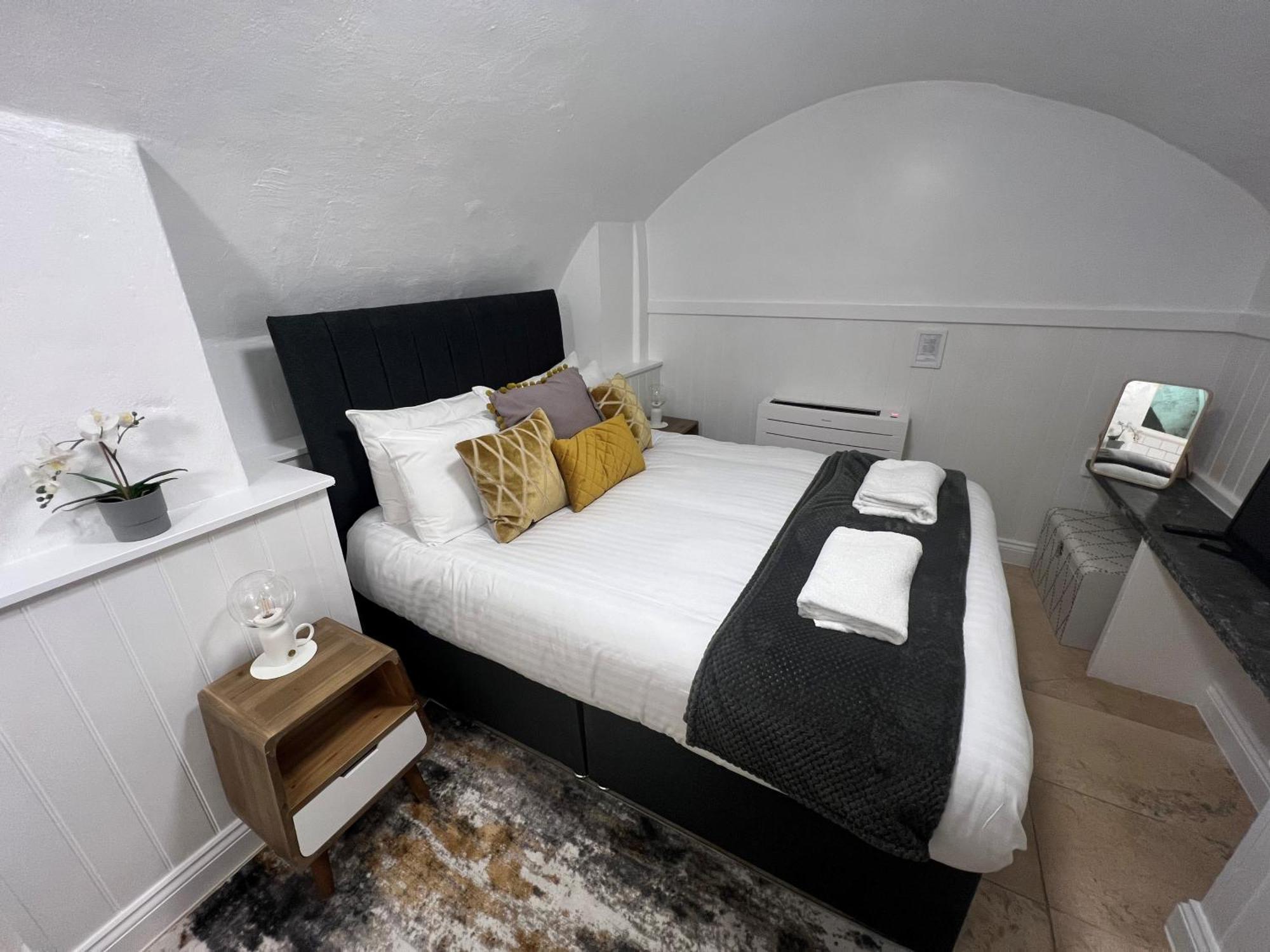 4 Berkeley Square I Your Apartment بريستول الغرفة الصورة